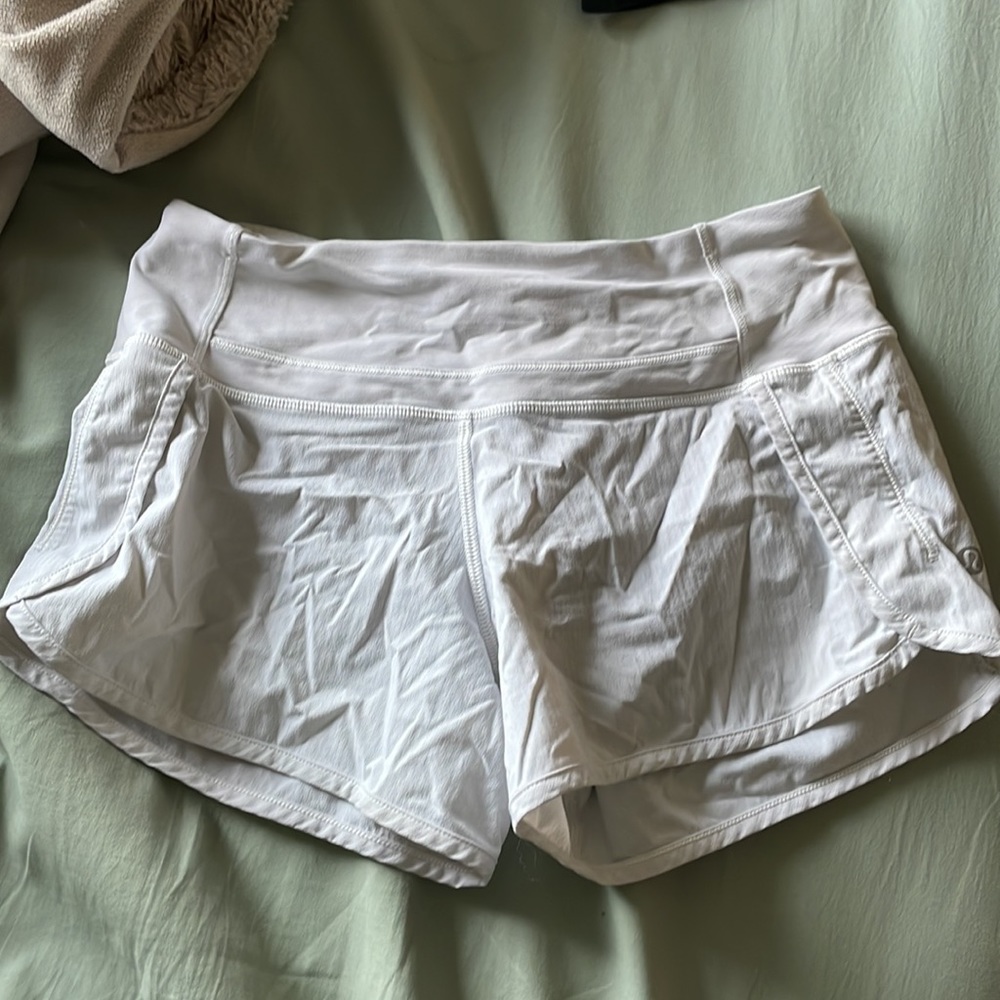 white lululemon shorts!! speed up low rise lined shorts 2.5 inch length
